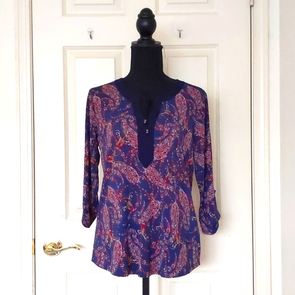 NWOT. Corvia Blue/Red Paisley Patterned Neck & Front Design 3/4 Sleeve Blouse.